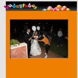 Entregando globos a los novios